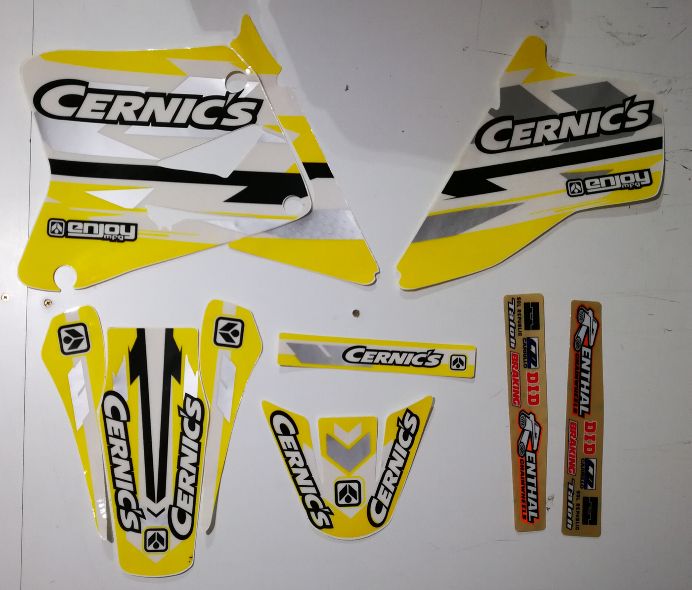 Enjoy Manufacturing Suzuki Graphics Kit RM 85 2002 - 2022, Cernics